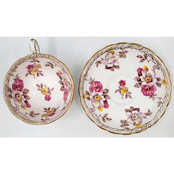 Royal Chelsea Bone China English Tea Cup & Saucer Pattern #3883A Gold Trim - Picture 9 of 15